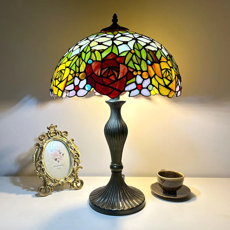 Abajur de Mesa Tiffany Rosas — Vitral Artesanal