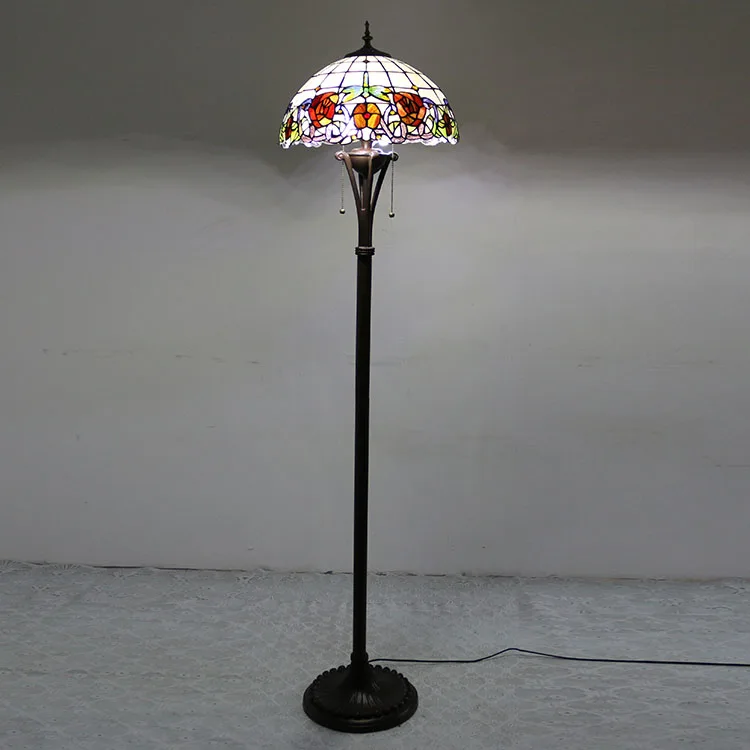 Abajur de Chão Tiffany Rosas — Vitral Artesanal