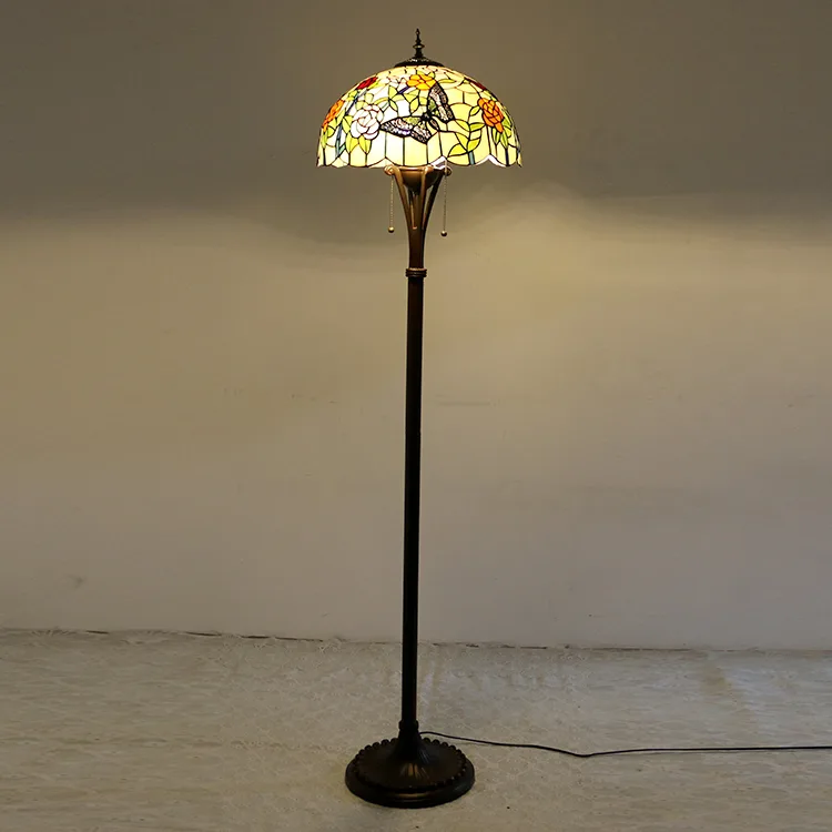 Abajur de Chão Tiffany 16" Borboletas — Vitral Artesanal