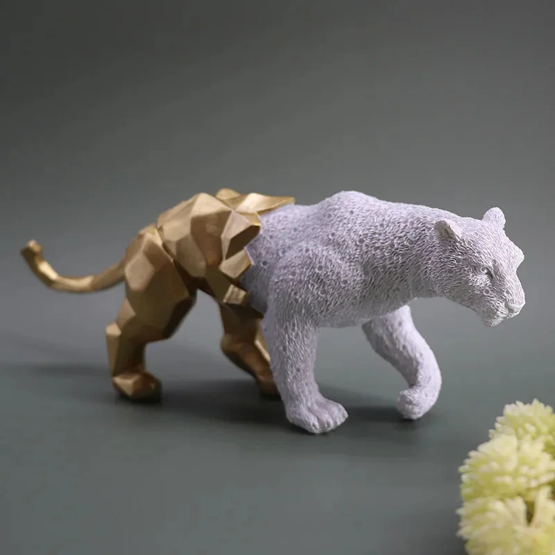 Escultura Animal Híbrido Dourado: Arte e Natureza em Resina