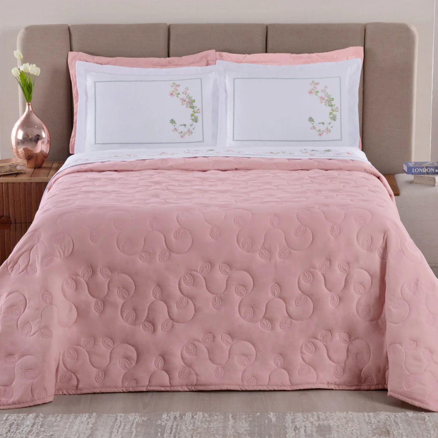 Kit Enxoval Cobre Leito Bordado Queen 7 Peças Floral
