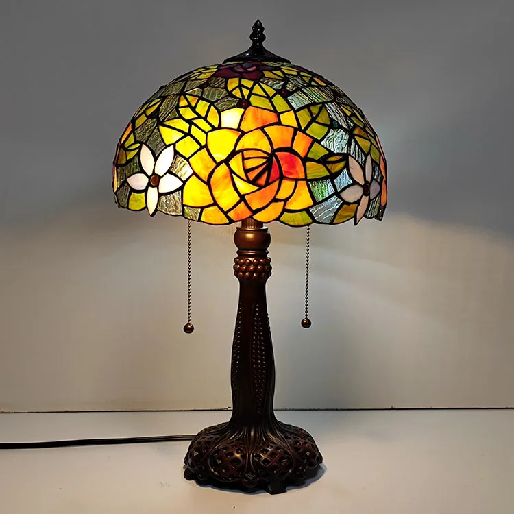 Abajur de Mesa Tiffany 22" Rosas — Vitral Artesanal