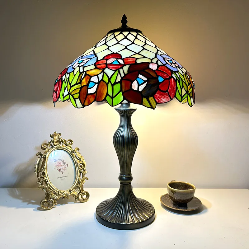 Abajur de Mesa Tiffany Rosas — Vitral Artesanal
