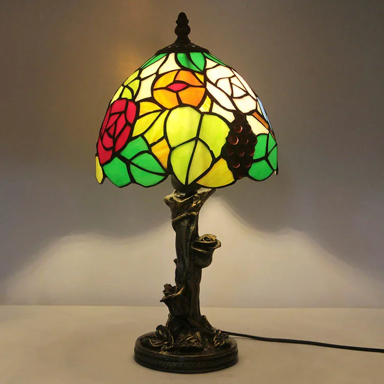 Abajur de Mesa Tiffany Rosas — Vitral Artesanal