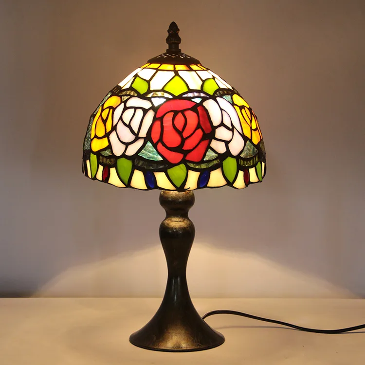 Abajur de Mesa Tiffany 15" Rosas — Vitral Artesanal