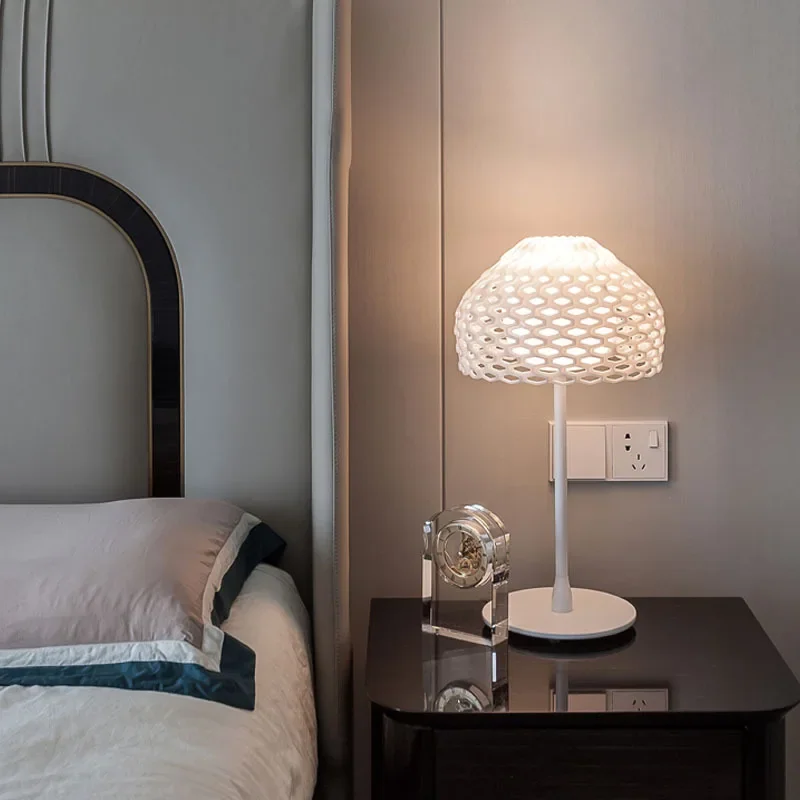 Abajur de Mesa Design Italiano LED - Iluminação Aconchegante