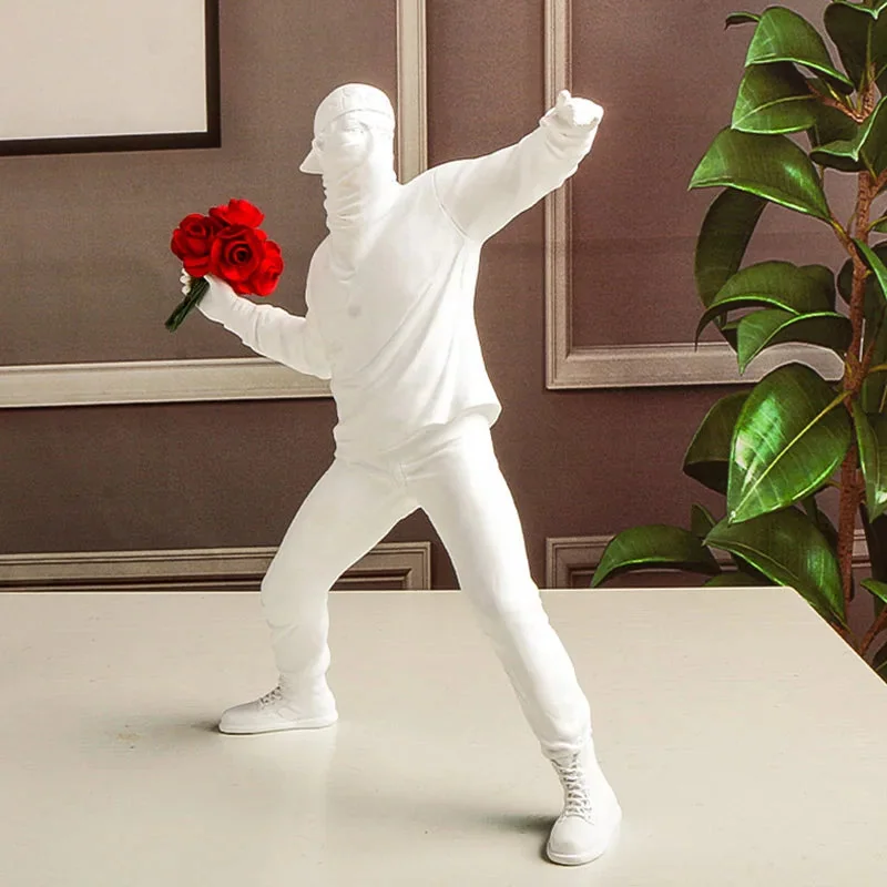 Escultura Decorativa Harmonia em Movimento - Homem Lançando Flor