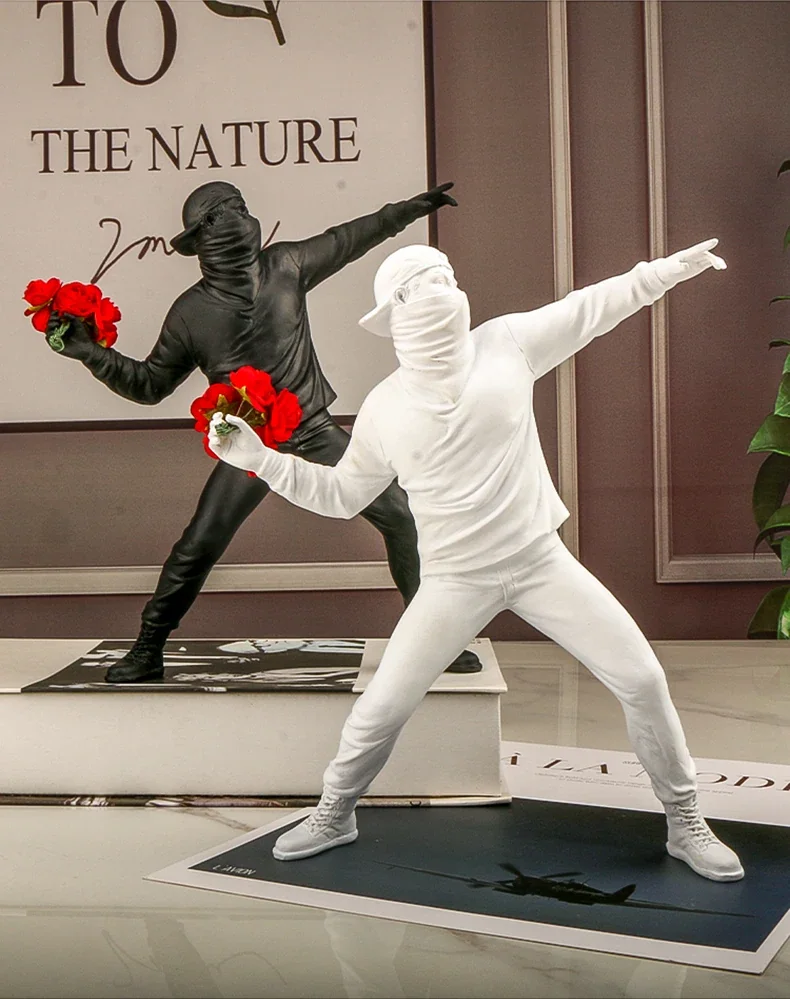 Escultura Decorativa Harmonia em Movimento - Homem Lançando Flor