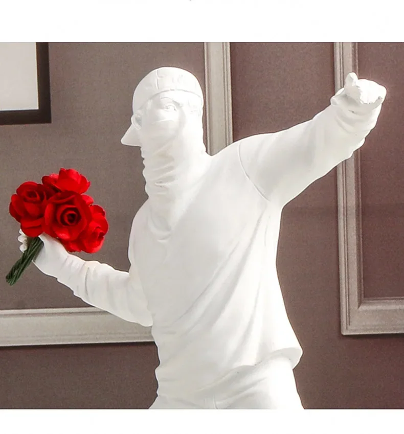 Escultura Decorativa Harmonia em Movimento - Homem Lançando Flor