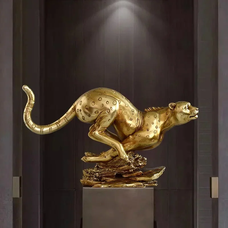 Escultura Decorativa Leopardo Dourado: Força e Elegância para seu Lar