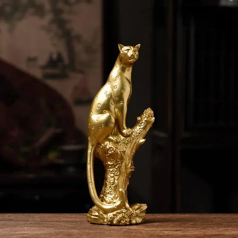 Escultura Decorativa Leopardo Dourado: Força e Elegância para seu Lar