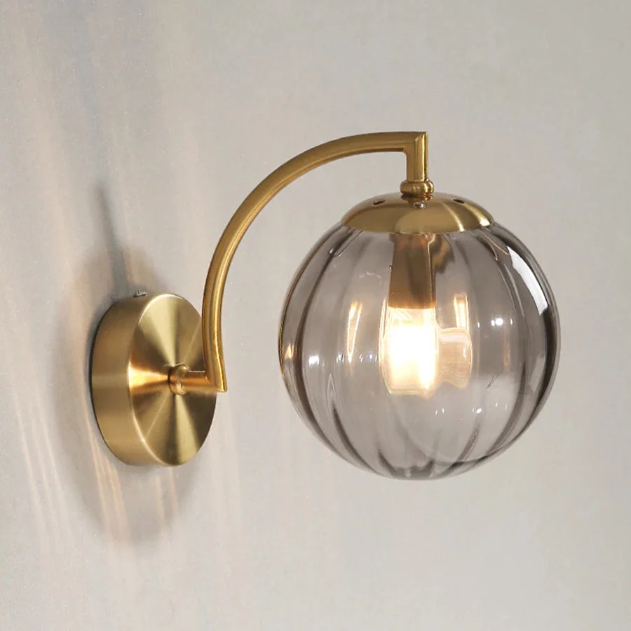 Arandela de Parede Dourada com Globo de Vidro - Design Elegante