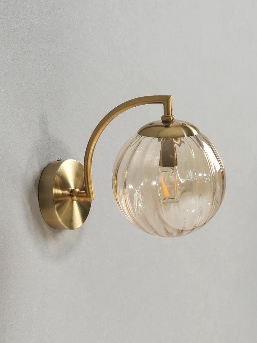 Arandela de Parede Dourada com Globo de Vidro - Design Elegante