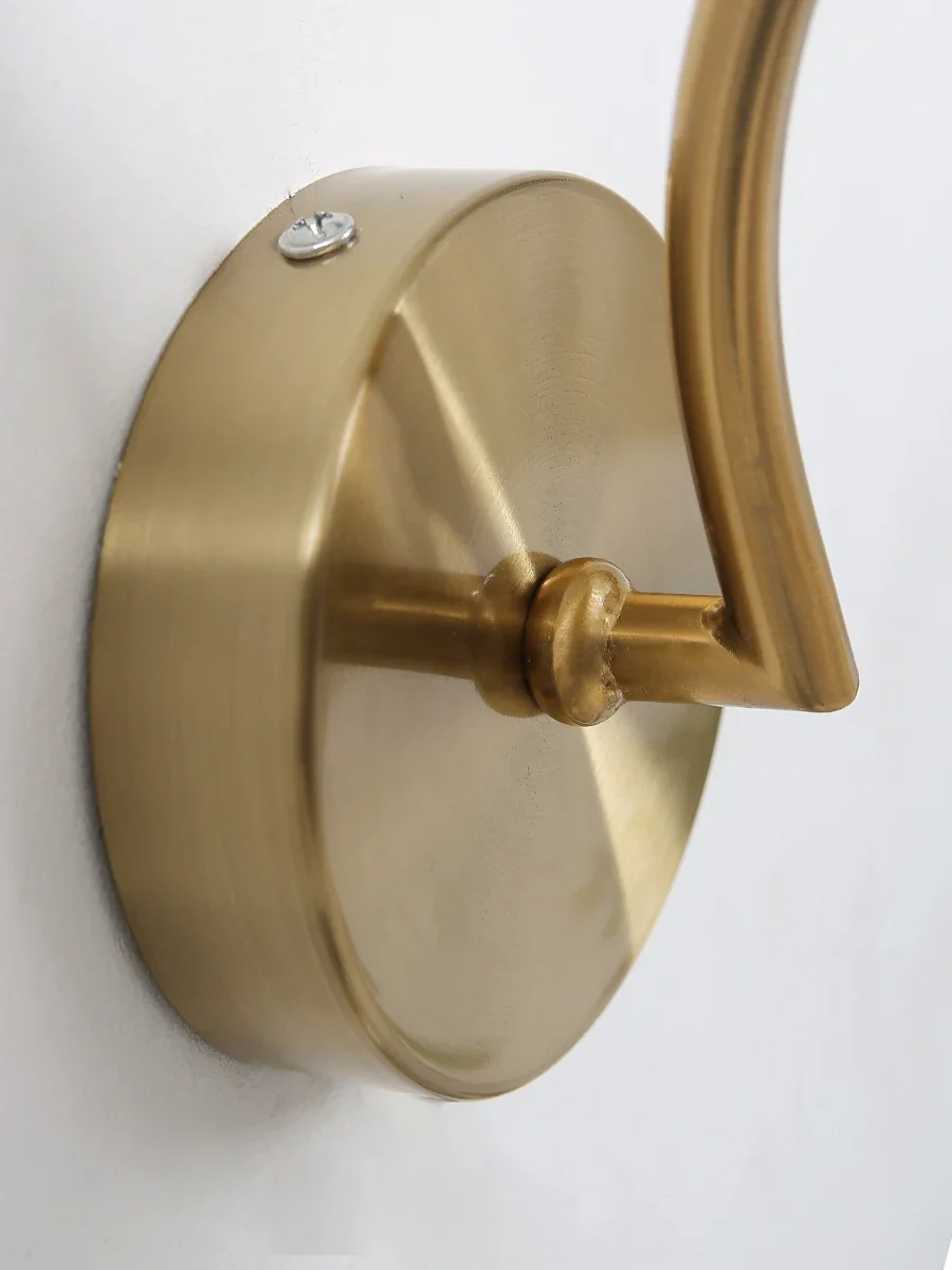 Arandela de Parede Dourada com Globo de Vidro - Design Elegante
