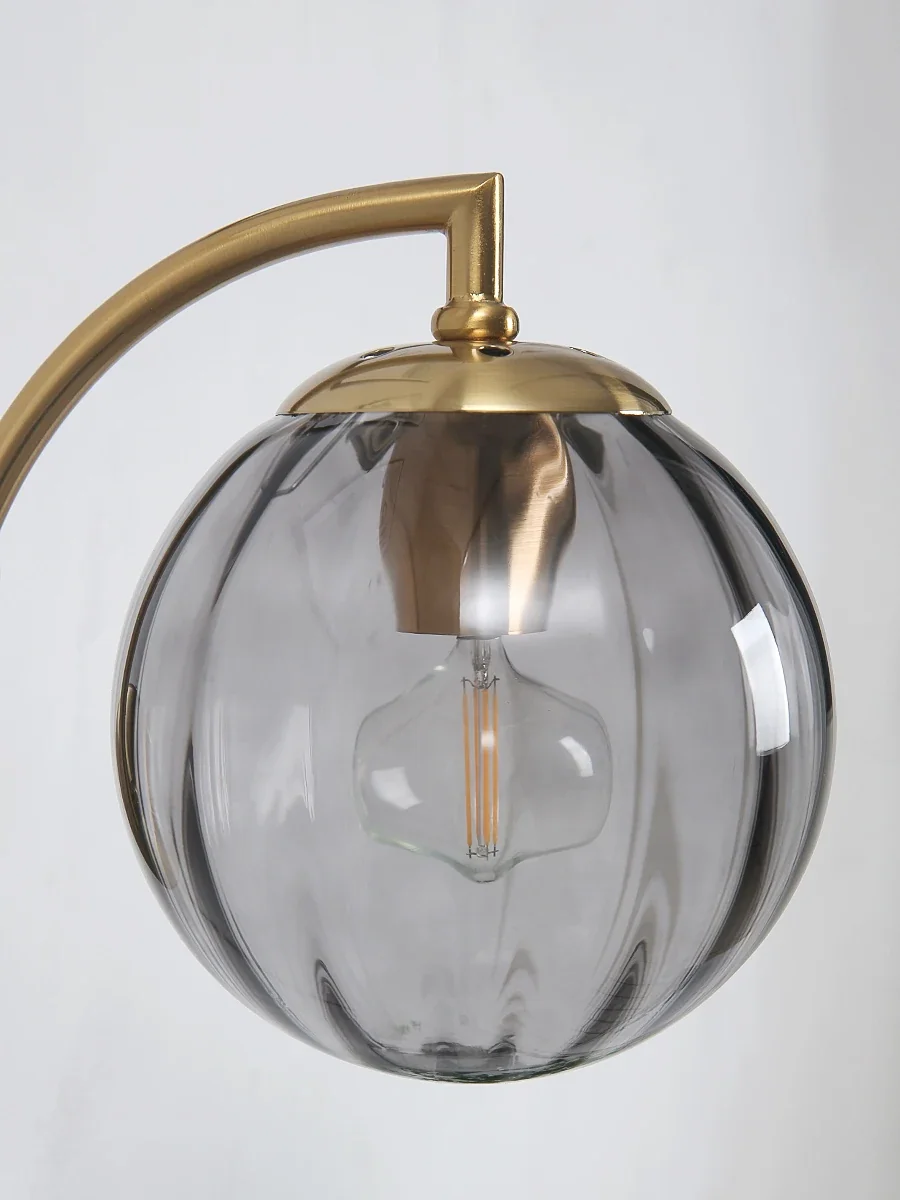 Arandela de Parede Dourada com Globo de Vidro - Design Elegante