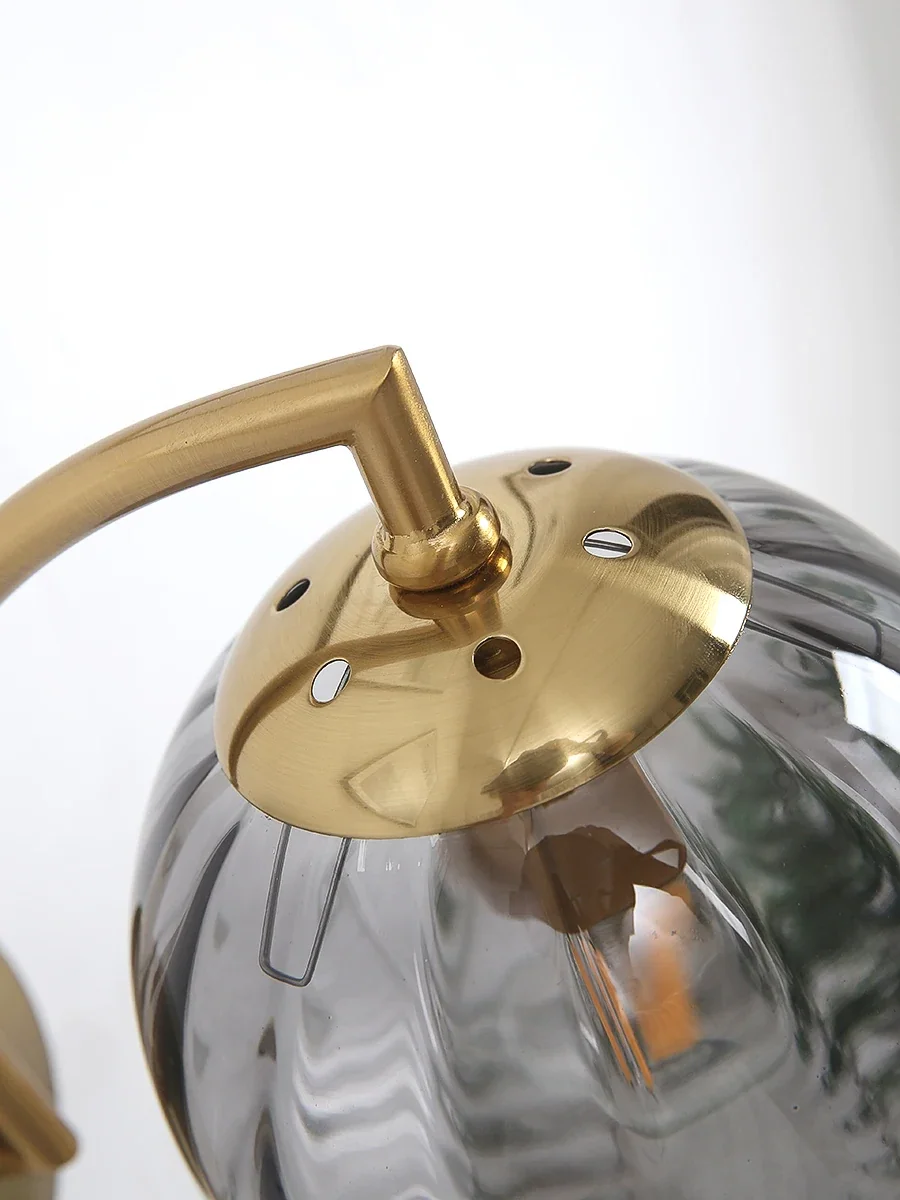 Arandela de Parede Dourada com Globo de Vidro - Design Elegante