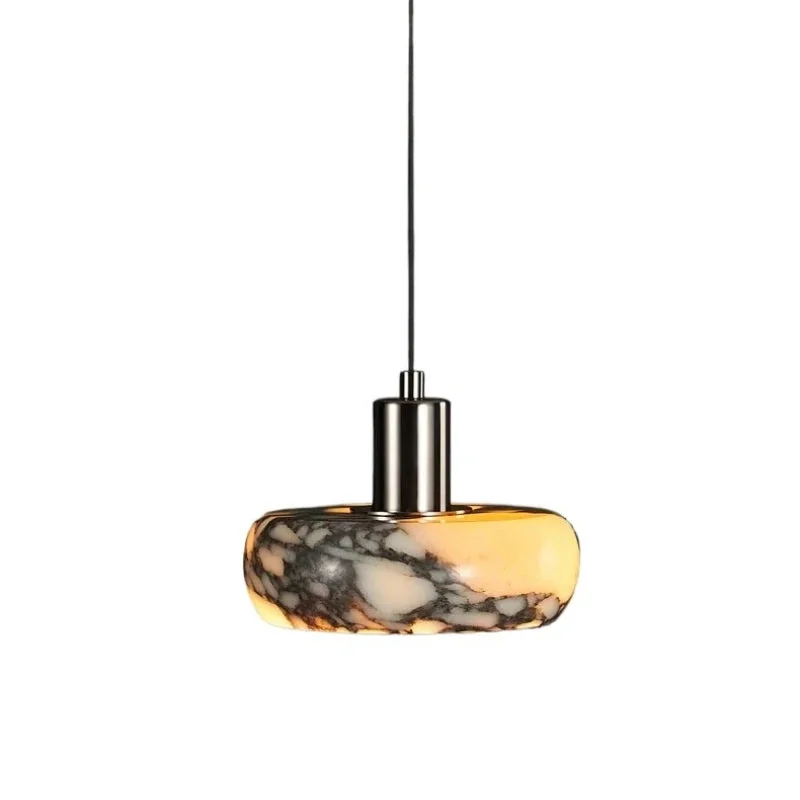 Pendente de Mármore e Metal: Luz Suave e Toque Natural para seu Espaço