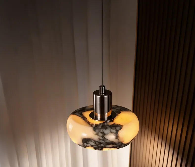 Pendente de Mármore e Metal: Luz Suave e Toque Natural para seu Espaço