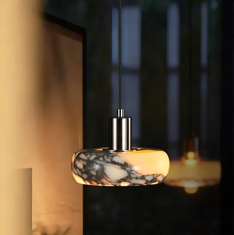 Pendente de Mármore e Metal: Luz Suave e Toque Natural para seu Espaço