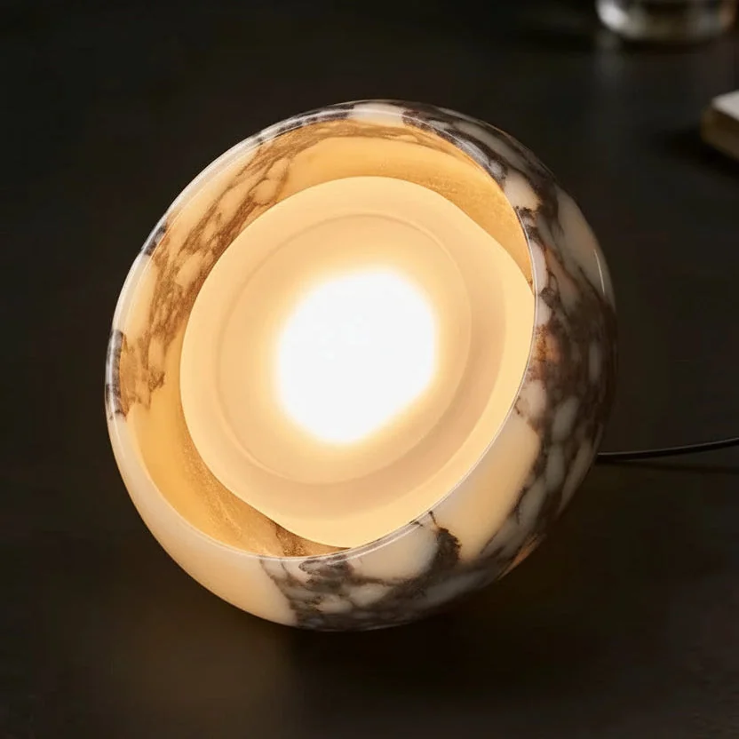 Pendente de Mármore e Metal: Luz Suave e Toque Natural para seu Espaço