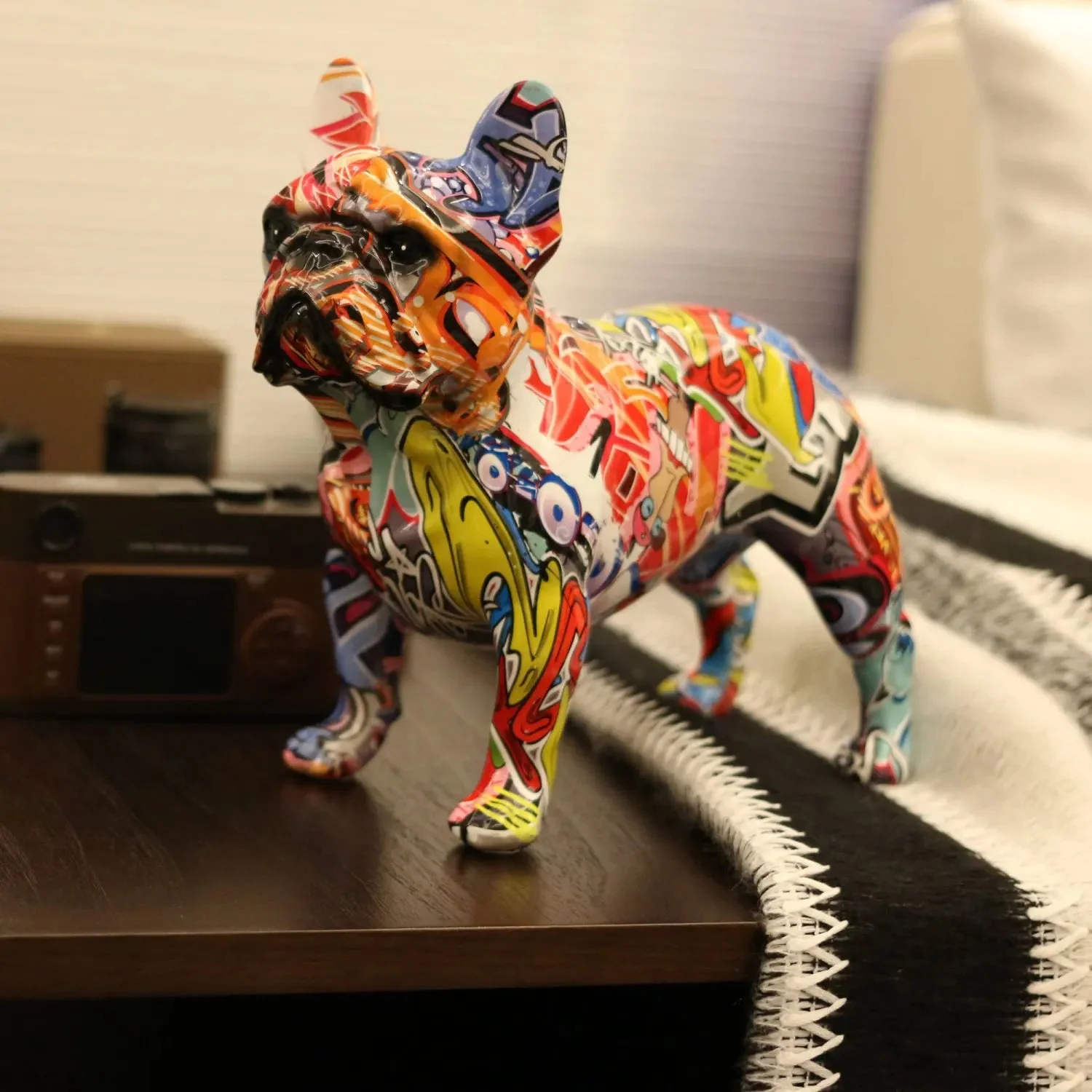 Escultura Bulldog Francês Colorido Decorativo de Resina - Estilo Moderno
