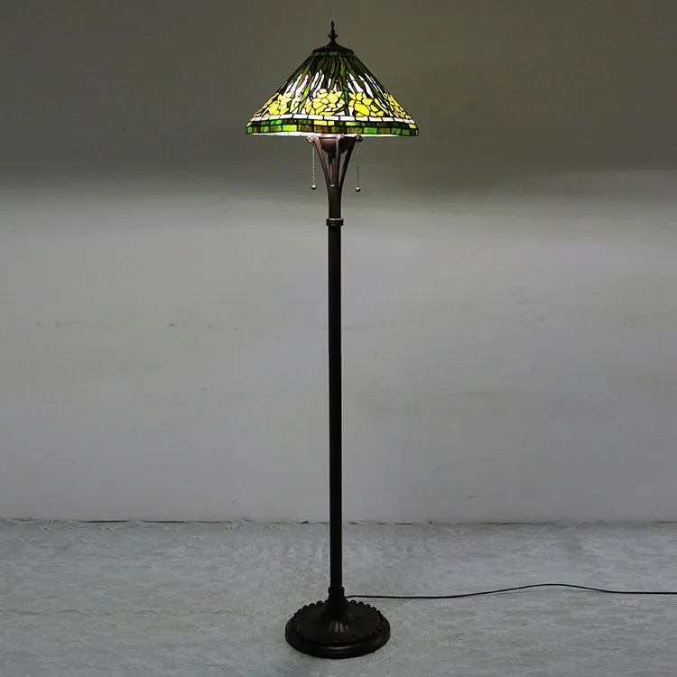 Abajur de Chão Tiffany 16" Borboletas — Vitral Artesanal