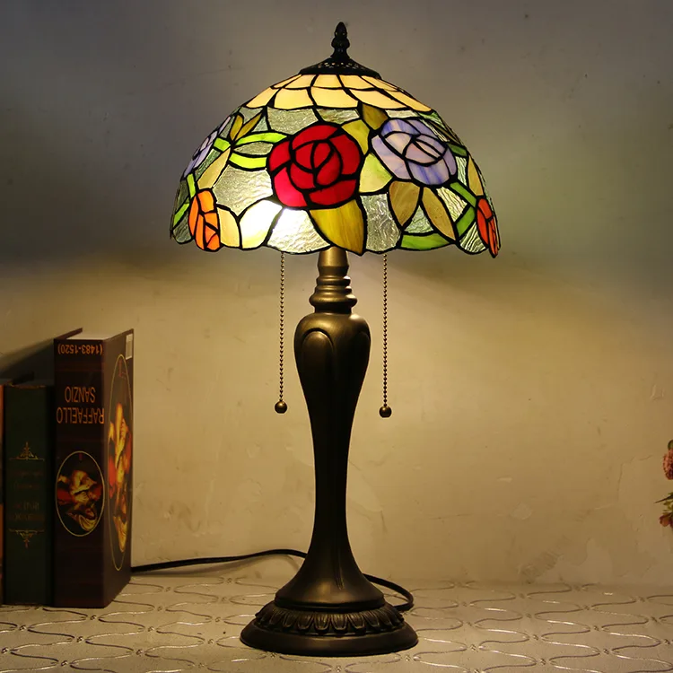 Abajur de Mesa Tiffany 12" Rosas — Vitral Artesanal