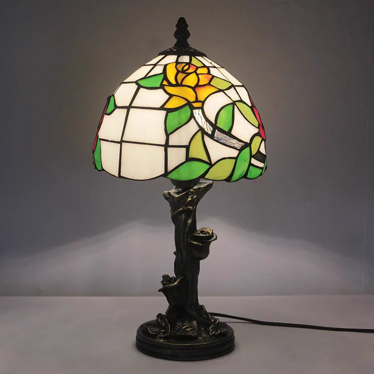Abajur de Mesa Tiffany Rosas — Vitral Artesanal