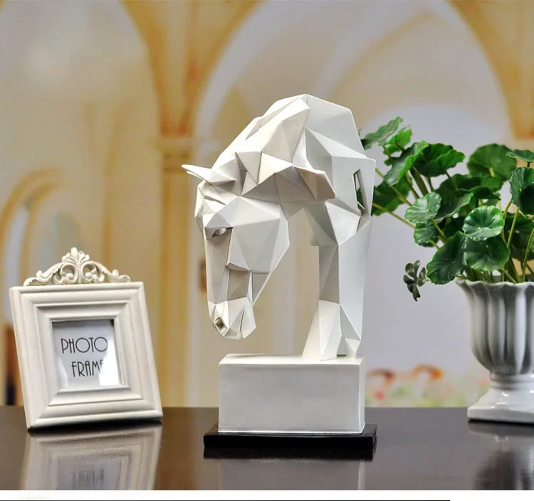 Escultura decorativa cavalo majestoso branco de resina