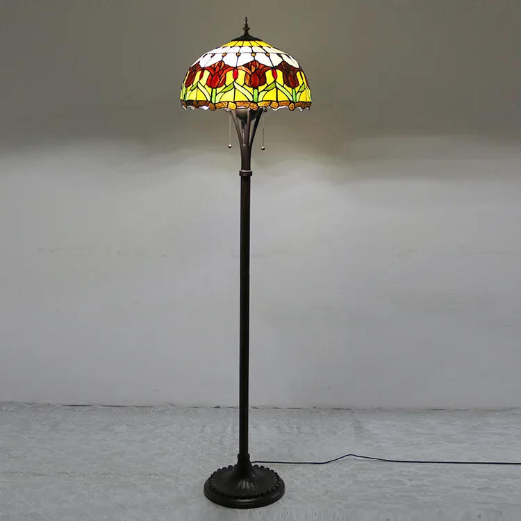 Abajur de Chão Tiffany 63" Tulipas — Vitral Artesanal