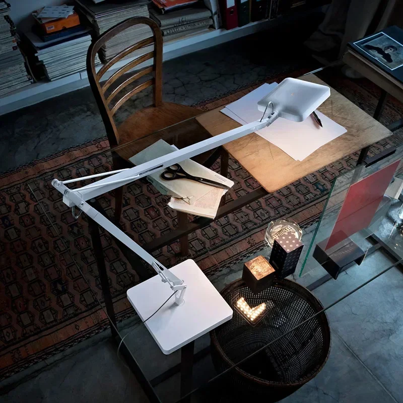 Luminária de Mesa Articulada Braço Longo em Ferro