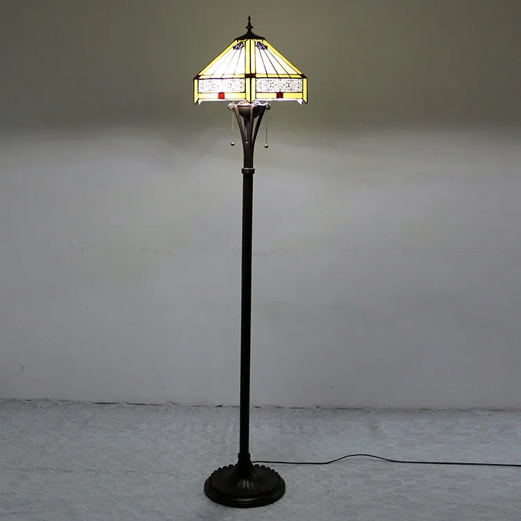 Abajur de Chão Tiffany Geométrico — Vitral Artesanal