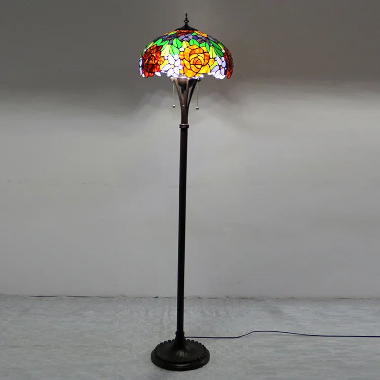 Abajur de Chão Tiffany 63" Rosas — Vitral Artesanal