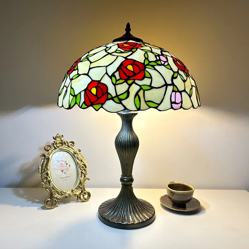Abajur de Mesa Tiffany 16" Rosas — Vitral Artesanal