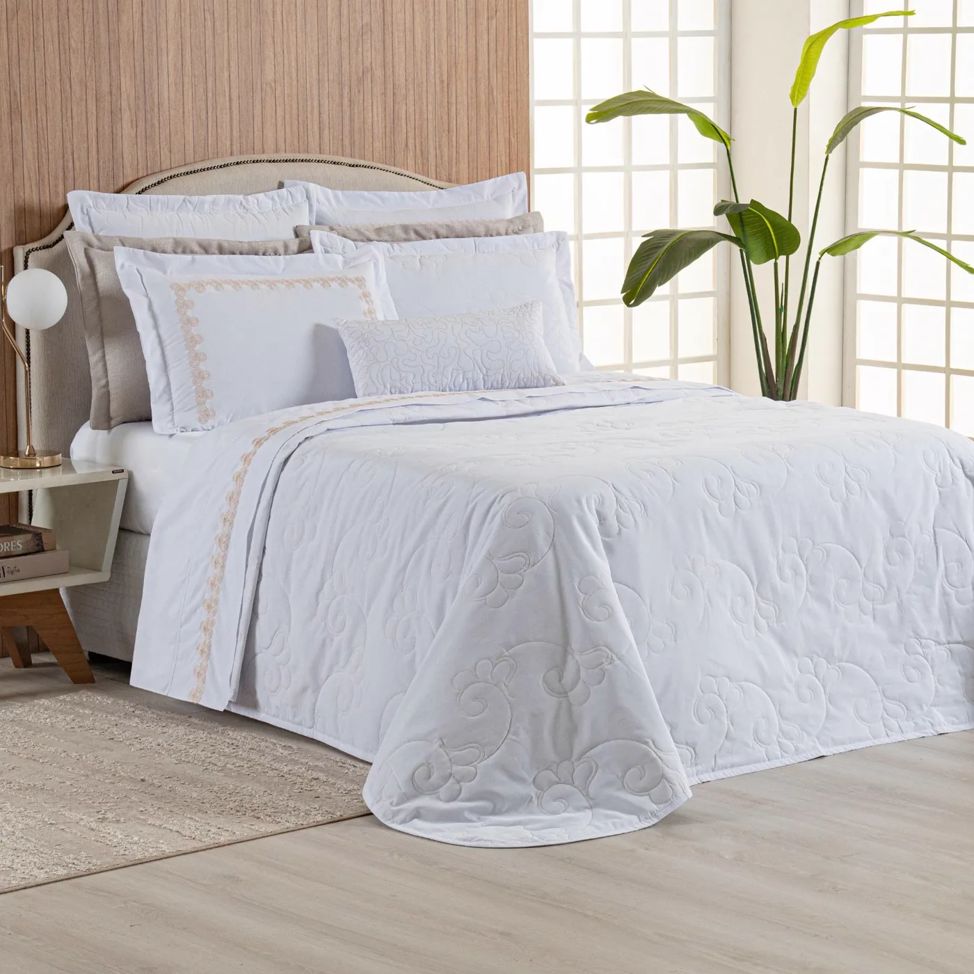 Kit Cobre Leito + Jogo de Cama Queen Bordado Realeza - 7 Peças