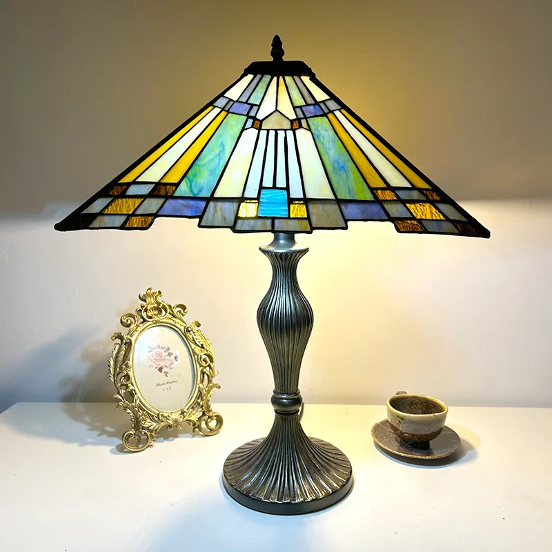 Abajur de Mesa Tiffany Vitral Clássico — Vitral Artesanal