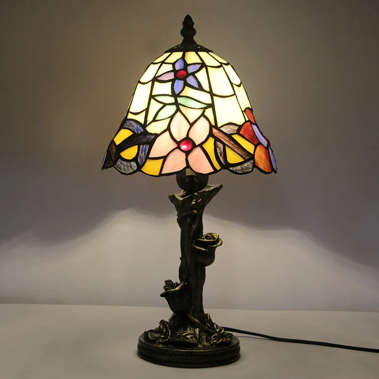 Abajur de Mesa Tiffany Rosas — Vitral Artesanal
