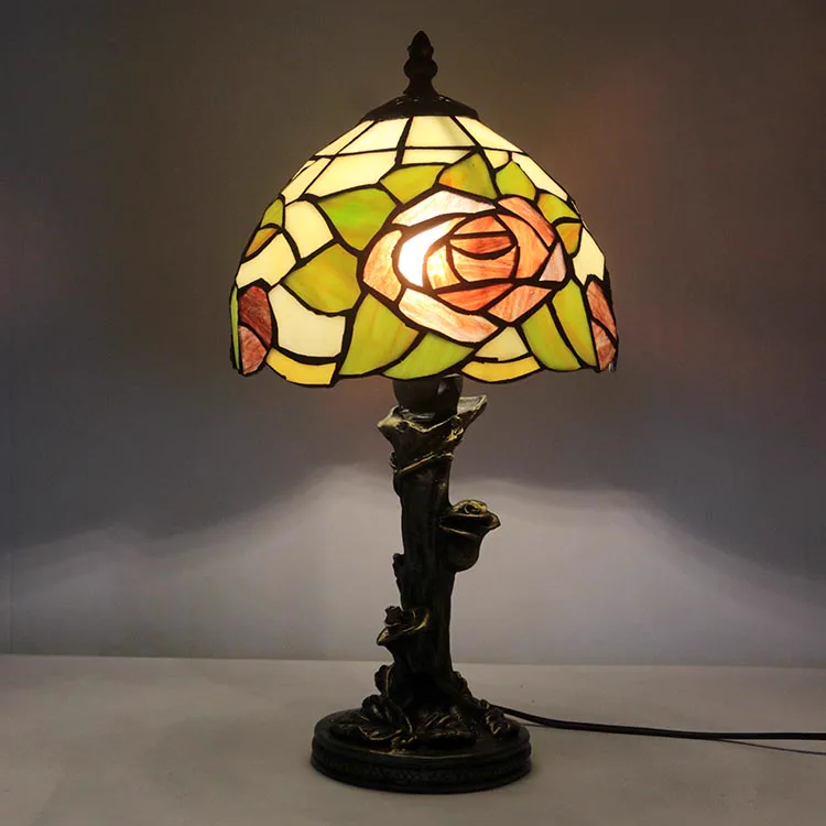 Abajur de Mesa Tiffany Rosas — Vitral Artesanal