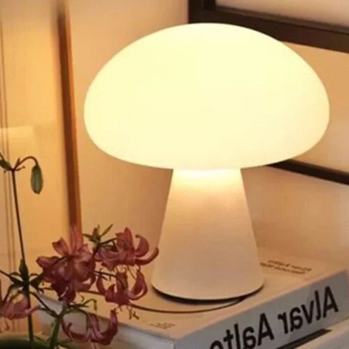 Abajur Cogumelo em Vidro Leitoso Branco – Design Lúdico