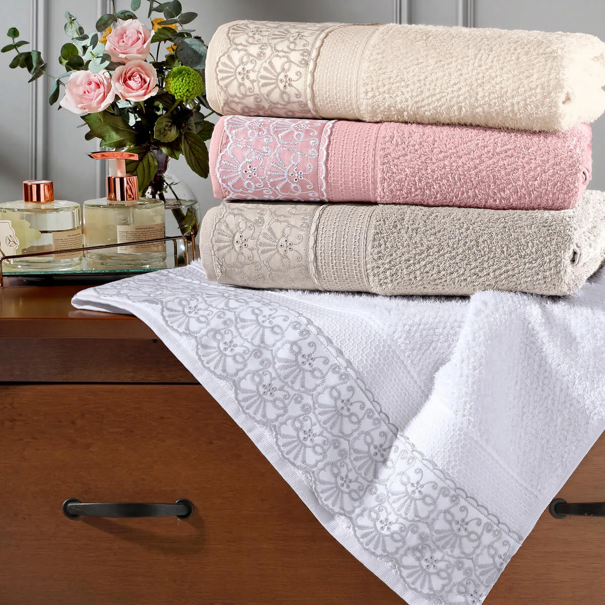 Toalha de Banho 100% Algodão 500g/m² com Renda Bordada 70x140cm