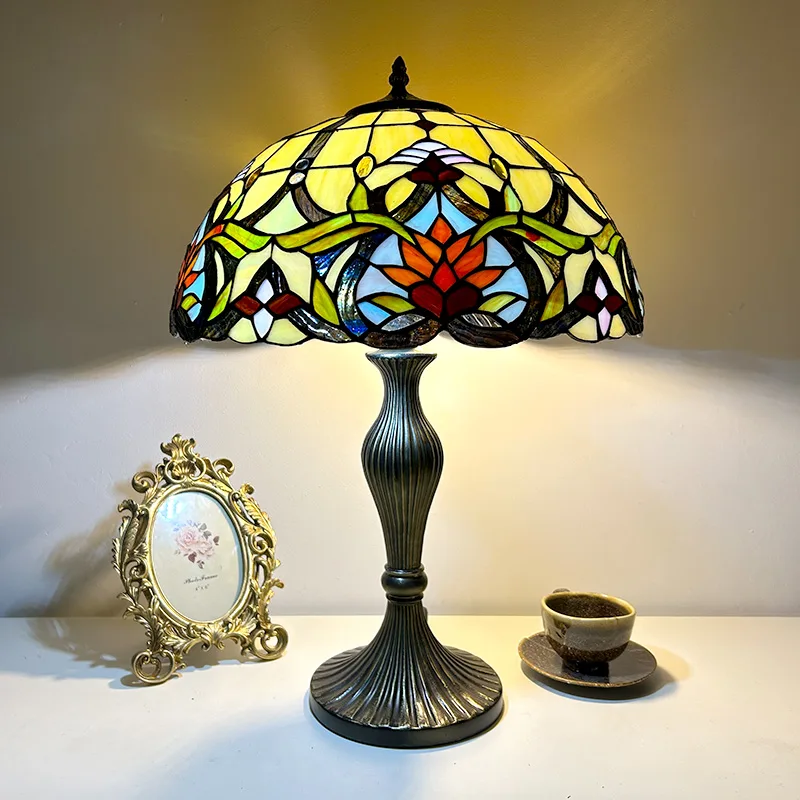 Abajur de Mesa Tiffany 16" Vitral Clássico — Vitral Artesanal
