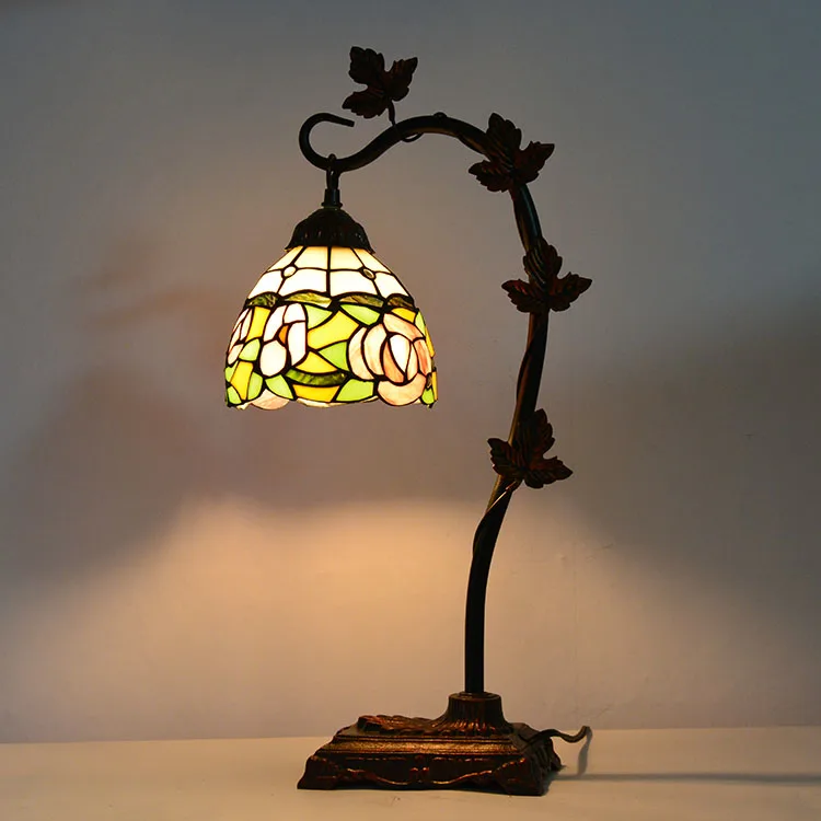 Abajur de Mesa Tiffany Rosas — Vitral Artesanal