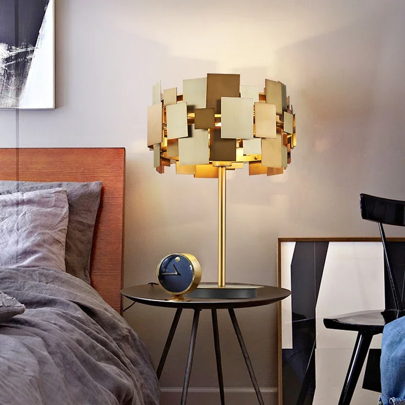 Abajur Contemporâneo Dourado em Aço Inoxidável 3D