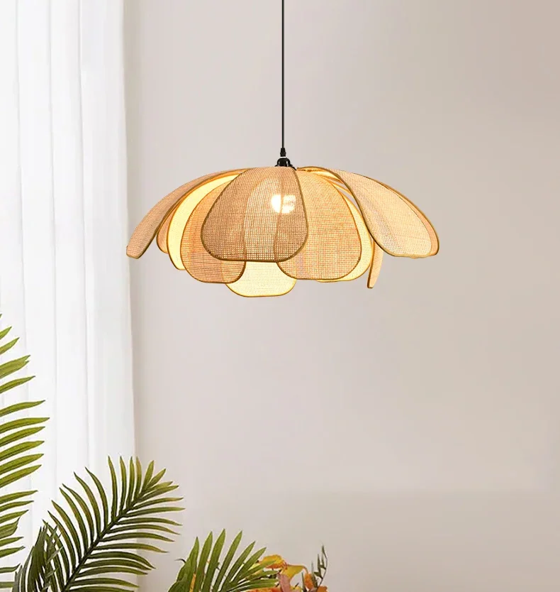 Pendente de teto flor de lótus em rattan e tecido artesanal