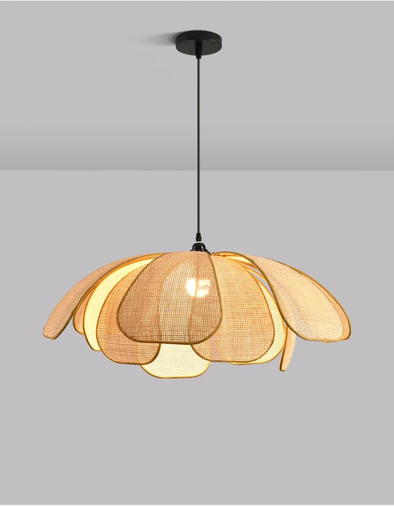 Pendente de teto flor de lótus em rattan e tecido artesanal