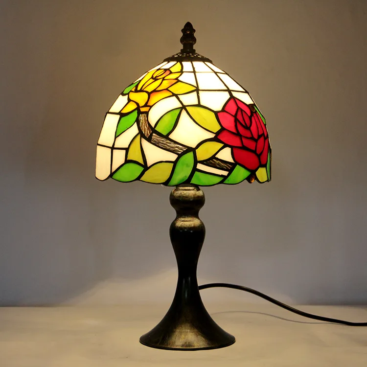Abajur de Mesa Tiffany 15" Rosas — Vitral Artesanal