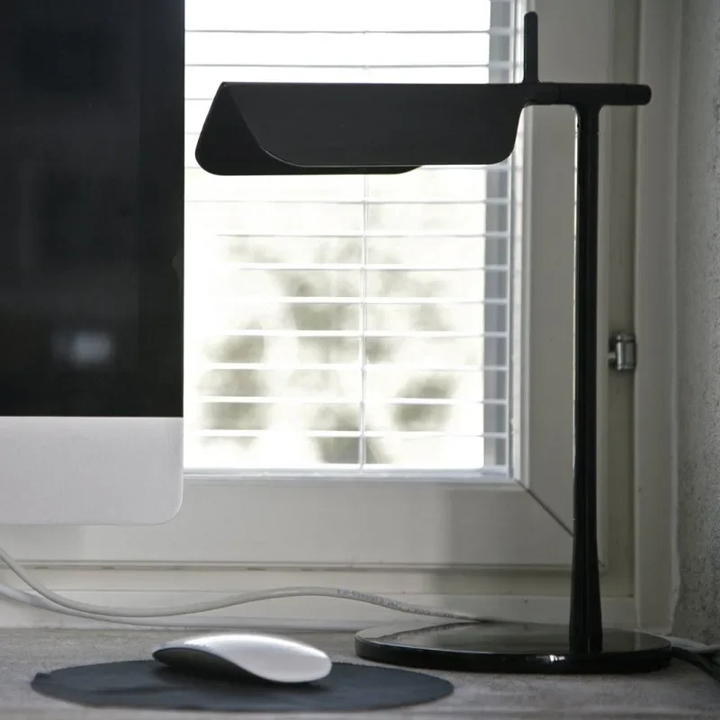 Luminária de Mesa Minimalista em Aço Polido LED