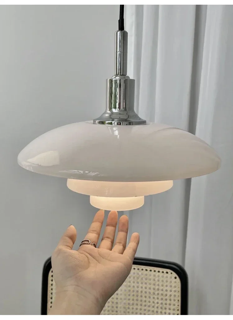 Pendente Linari: Elegância e Luz Difusa para Seu Ambiente
