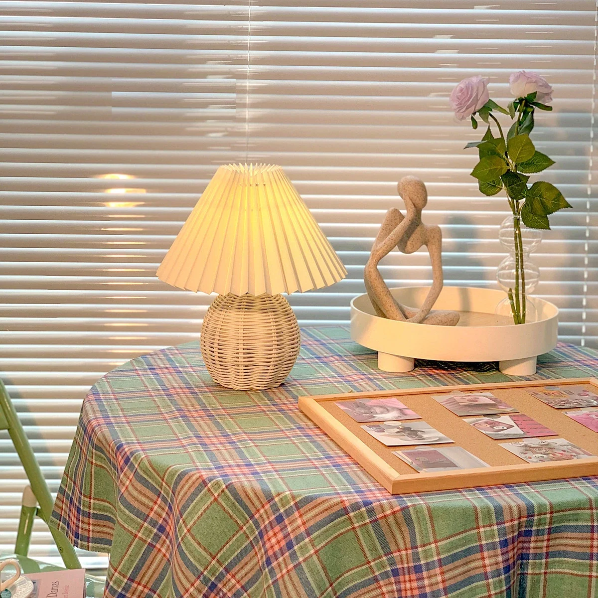 Abajur de Mesa Plissado em Rattan Natural USB