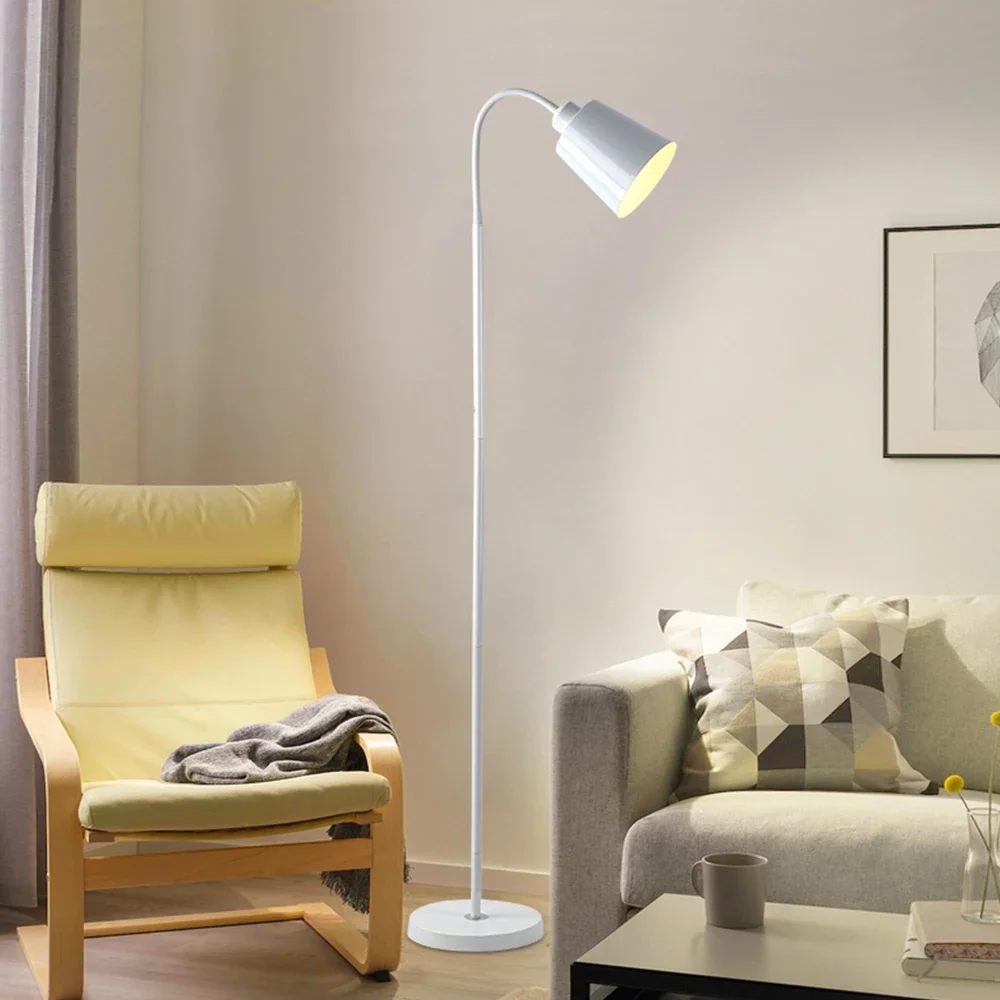 Luminária de Chão Articulada em Metal Minimalista